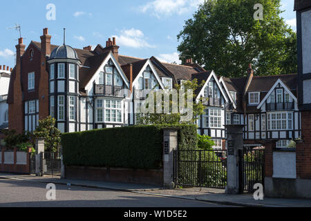 Tudor Revival Stil (mock Tudor) Häuser um Chelsea in London, Großbritannien Stockfoto