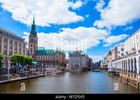 HAMBURG, DEUTSCHLAND - Juli 07, 2018: Hamburger Rathaus und die Alsterarkaden Einkaufspassagen Stockfoto