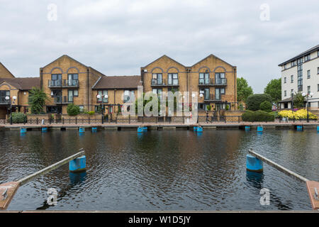 Wohnhäuser und private Bootsanlegestelle auf der Isle of Dogs Stockfoto