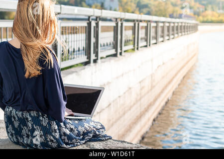 Junge Frau arbeitet am Laptop als Freelancer Stockfoto