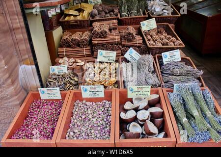 Zentrale kommunale Athen Markt mit getrockneten Blumen, Obst, etc. Abschaltdruck Stockfoto