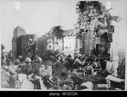 Französische Soldaten unter General Gouraud, mit Ihren Maschinengewehren in den Ruinen einer Kathedrale in der Nähe der Marne, zurück fahren die Deutschen. Zentrale Nachrichten Foto Service., 1918; Allgemeine Hinweise: Verwenden Sie Krieg und Konflikt Nummer 619 bei der Bestellung eine Reproduktion oder Anforderung von Informationen zu diesem Bild. Stockfoto