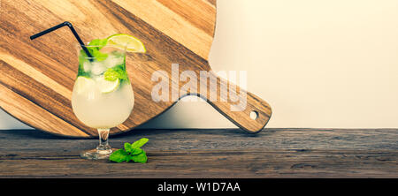 Erfrischende tropische mint Limonade in einem Glas auf einem rustikalen Tisch. Sommer Cocktail. Stockfoto