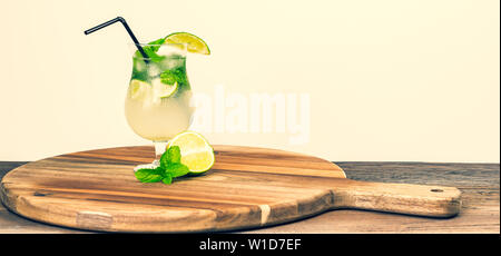 Refeshing Sommer Drink mit Limette und Minze auf Holzbrett. Leckere Cocktails. Vintage Style. Stockfoto