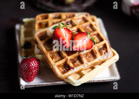 Selbstgemachte Waffeln serviert mit Eis und Erdbeeren Stockfoto