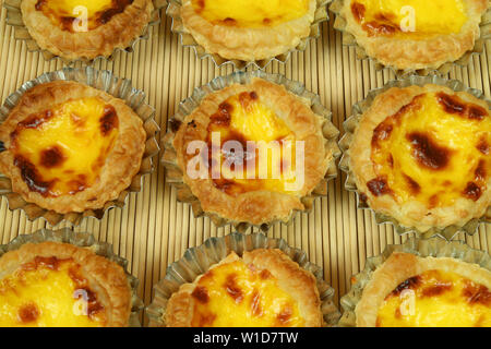 Traditionelle Lissabon ei Torten - Gebäck pasteis de Nata in Zinn Formen Stockfoto