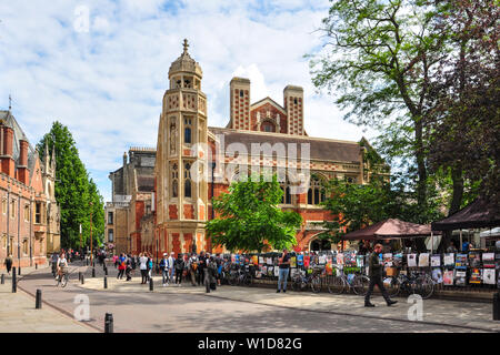 Alte Divinity School und angrenzenden Alle Heiligen Garten Kunst-und Handwerkermarkt, St Johns Street, Cambridge, England, Großbritannien Stockfoto