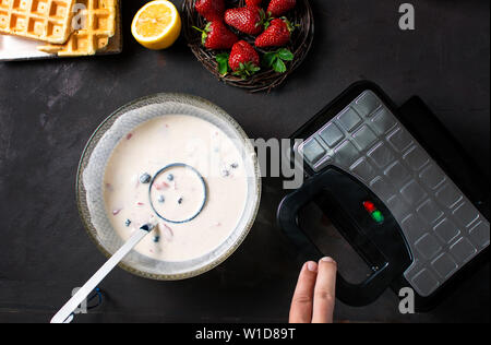 Waffeln Teig backen auf ein Waffeleisen Nahaufnahme Stockfoto