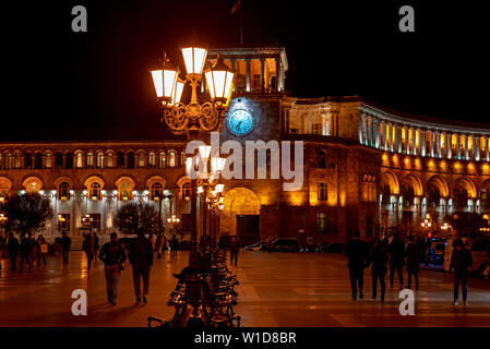 Die Regierung der Republik Armenien und Central Post Office am Platz der Republik in Eriwan bei Nacht, Armenien Stockfoto