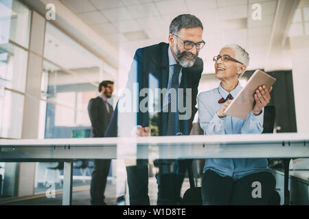 Senior Business Buchhalter zusammen bei modernen Büro arbeiten Stockfoto