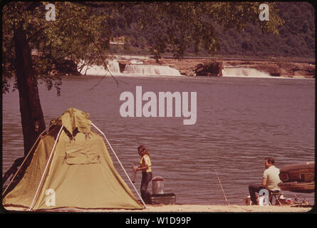 GLEN FERRIS, AUF DEM Kanawha River in der Nähe von GAULEY BRÜCKE, ist ein beliebter Ort für Camping und Angeln Stockfoto