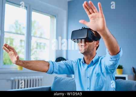Junger Mann Spaß tragen VR-Gerät - Virtuelle Realität Stockfoto