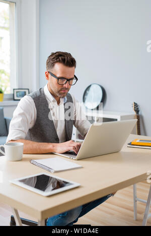 Designer auf dem Laptop von zu Hause aus arbeiten. Stockfoto