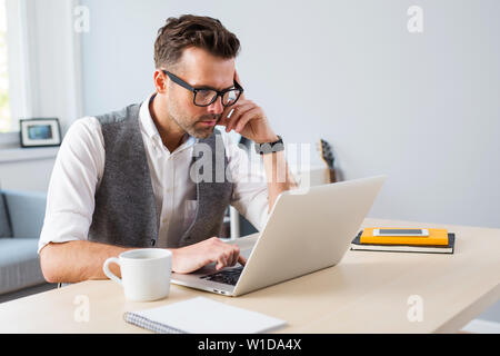 Designer auf dem Laptop von zu Hause aus arbeiten - Freiberufliche Konzept Stockfoto