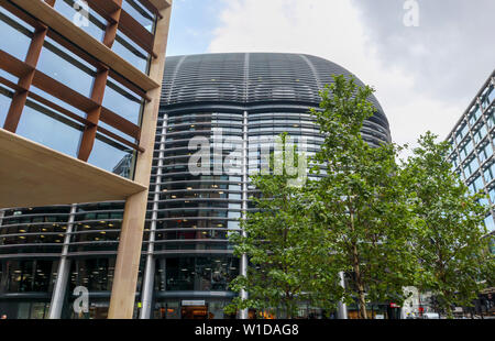 Gebogene solar Shading (Brise soleil) auf der Seite des Walbrook Gebäude zwischen dem Bloomberg Gebäude und Cannon Street Station, London EC 4 Stockfoto