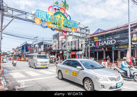 Phuket, Thailand - 18. Oktober 2015: Taxis fahren hinunter Bangla Road in Patong. Dies ist das Herz der Entertainment District. Stockfoto