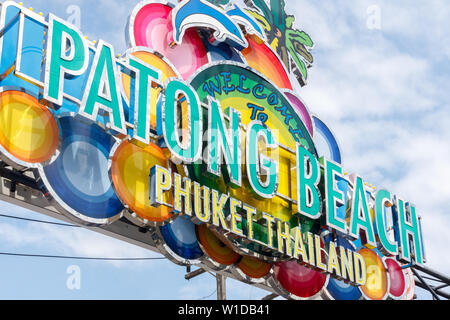 Phuket, Thailand - 18. Oktober 2015: Patong Beach Zeichen auf Bangla Road. Dies ist das Herz der Entertainment District. Stockfoto