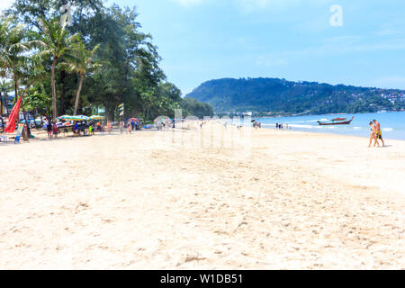 Phuket, Thailand - 18. Oktober 2015: Patong Beach auf einer schönen, sonnigen Tag. Der Strand ist ein beliebtes Ausflugsziel. Stockfoto