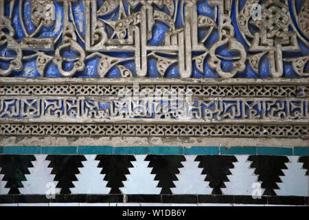 Spanien. Sevilla. Royal Alcazar. Geometrische Muster auf Keramikfliesen. Stockfoto