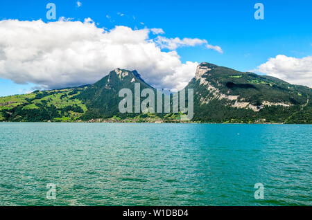 Thunersee (Thuner sehen), Thuner See. Blick auf Alpen und Burgfeldstand Sigriswiler Rothorn und Dorf Merligen. Faulensee Spiez, in der Nähe von Canto. Stockfoto