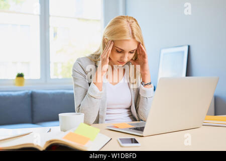 Besorgt, Frau, müde Arbeiten mit Laptop zu Hause Büro Stockfoto