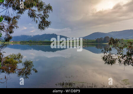 Blick über die Ria de Santa Marta de Las Cabezas de san Juan in Richtung San Adrián de Veiga, Provinz A Coruña, Galicien, Spanien Stockfoto