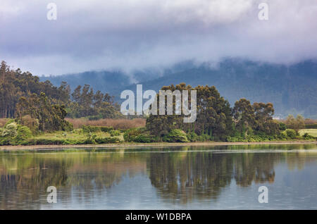 Blick über die Ria de Santa Marta de Las Cabezas de san Juan in Richtung San Adrián de Veiga, Provinz A Coruña, Galicien, Spanien Stockfoto