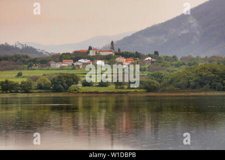 Blick über die Ria de Santa Marta de Las Cabezas de san Juan in Richtung San Adrián de Veiga, Provinz A Coruña, Galicien, Spanien Stockfoto