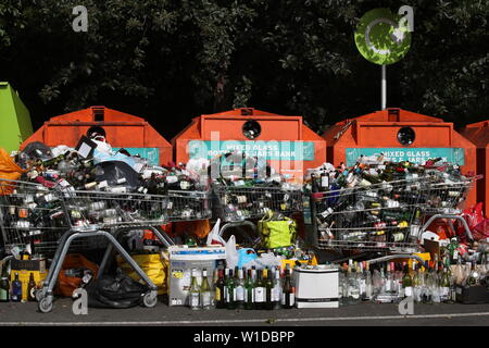 Überquellenden bottlebanks am Sainsbury Store im Monkseaton, North Tyneside. Stockfoto