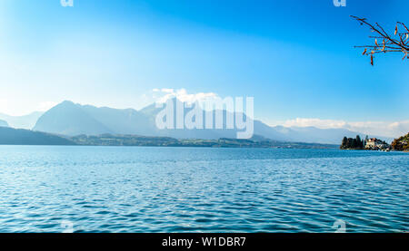 Blick auf den Thuner See (Thunersee, Thuner sehen), Alpen berge Stockhorn. Gunten, Kanton Bern, Schweiz. Stockfoto
