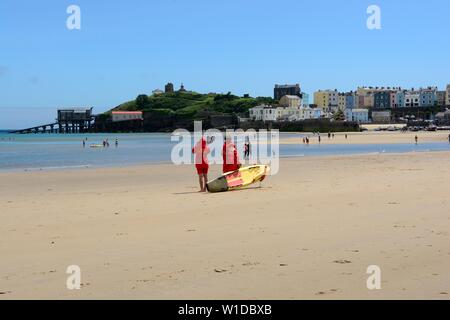 Rettungsschwimmer auf North Beach Tenby Pembrokeshire Wales Cymru GROSSBRITANNIEN Stockfoto