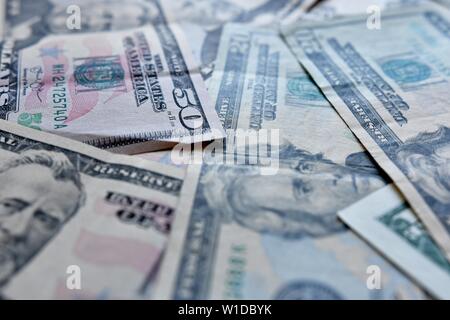 Unternehmen, Finanzen, Investitionen, Sparen und Korruption Konzept - Geld Hintergrund von Dollar usa Stockfoto