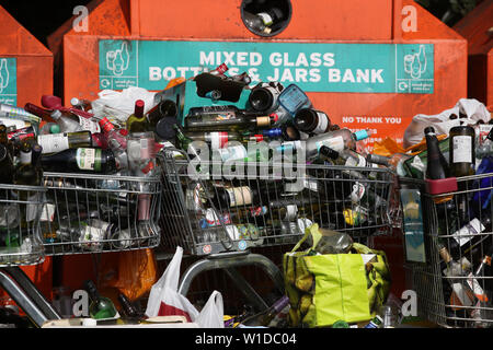 Überquellenden bottlebanks am Sainsbury Store im Monkseaton, North Tyneside. Stockfoto