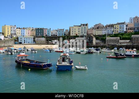 Boote im Hafen von Tenby und Tenby Harbour Beach Pembrokeshire Wales Cymru GROSSBRITANNIEN GÜNSTIG Stockfoto