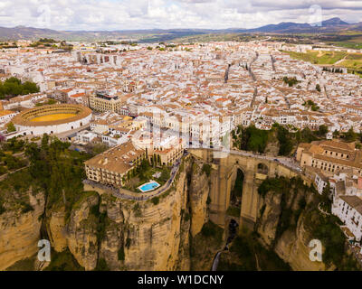 Luftaufnahme von Ronda Landschaft und Gebäude mit Brücke Puente Nuevo, Andalusien, Spanien Stockfoto