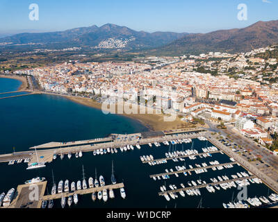 Blick vom Brummen auf Boote und Yachten im mediterranen Küstenstadt und Resort von Rosen in Katalonien, Spanien Stockfoto