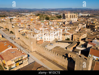 Blick von der Drohne von Montblanc Stadtbild mit Zinnen der Festung Wand, Tarragona, Spanien Stockfoto