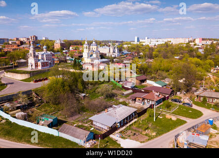 Luftbild des malerischen Serpukhov Stadtbild mit Blick auf die Kuppeln und Türme von mehrere Tempel, Russland Stockfoto