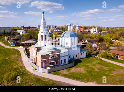 Blick auf die mittelalterliche Trinity Cathedral mit typisch für alte Russland Architektur Zelt - wie Belfry während der Restaurierung auf Hintergrund mit malerischen Serpukh Stockfoto