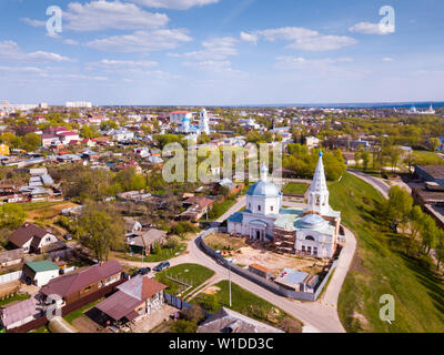 Luftbild des malerischen Serpukhov Stadtbild mit Blick auf die Kuppeln und Türme von mehrere Tempel, Russland Stockfoto