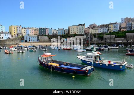 Boote im Hafen von Tenby und Tenby Harbour Beach Pembrokeshire Wales Cymru GROSSBRITANNIEN GÜNSTIG Stockfoto