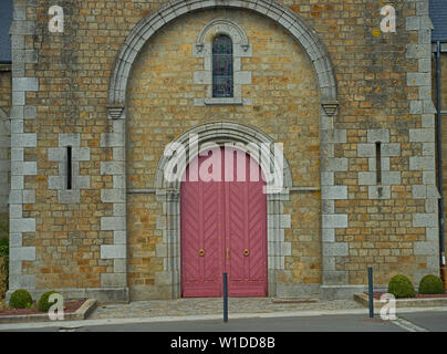 Vordere Eingang an der grossen alten Stein katholische Kathedrale Stockfoto