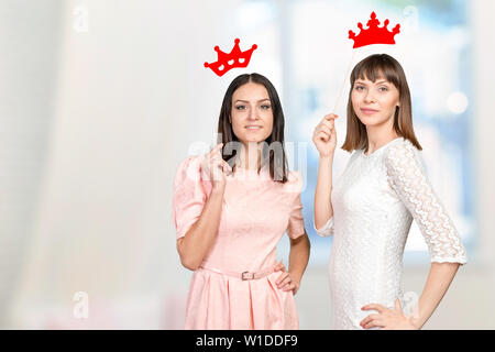 Zwei Frauen in einem Photo Booth Partei Stockfoto