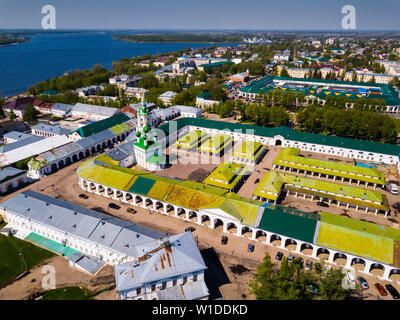 Luftaufnahme von Fünf-gewölbte Erlöser Kirche mit hohen Glockenturm auf dem Gebiet der Gostiny Dvor in Kostroma auf Hintergrund mit Stadtbild und Wolga, Ru Stockfoto