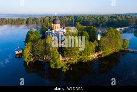 Malerische Luftaufnahme von pokrowski Heiligen Vvedensky island Hermitage-Orthodoxe Frauen Kloster auf einer Insel im See Vvedensky, Russland Stockfoto