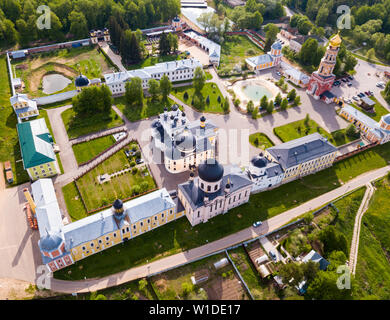 Malerische Luftaufnahme des Aufstiegs David Hermitage-orthodoxen Männlich Kloster in der kleinen russischen Dorf Novy Byt Stockfoto