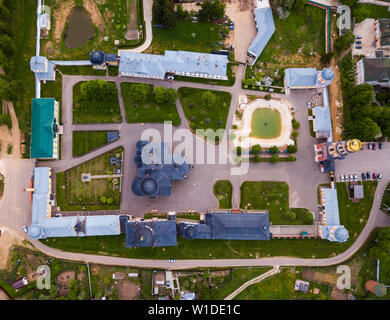 Malerische Luftaufnahme des Aufstiegs David Hermitage-orthodoxen Männlich Kloster in der kleinen russischen Dorf Novy Byt Stockfoto