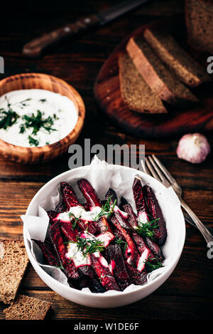 Ofen gebacken Zuckerrüben Pommes mit Joghurt und Dill Stockfoto