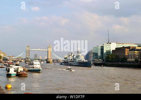 London/UK - September 7, 2014: Panoramablick auf die Tower Bridge, Themse, HMS Belfast an einem sonnigen Sommertag. Stockfoto