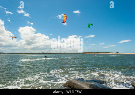 Drei Kite Surfer, Surfen leichte bis mäßige Winde an Cotton Tree Strand in Mooloolaba an der Sunshine Coast. Stockfoto